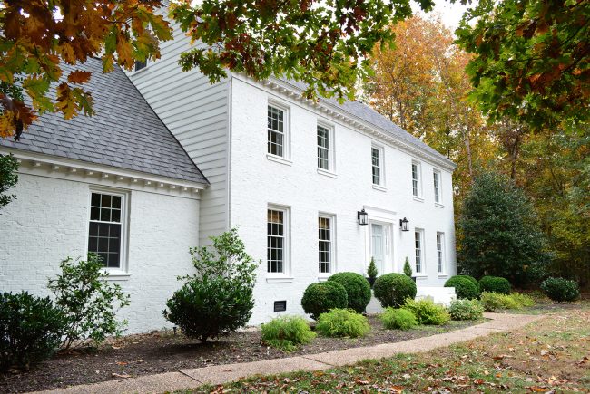 moderne white painted brick house with blue door